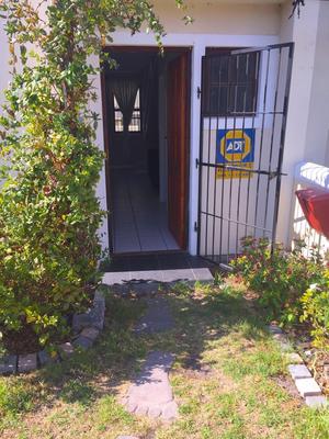 Townhouse For Rent in Wynberg, Cape Town